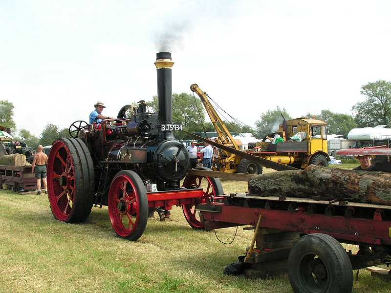 Traction Engine at Great Bucks Steam Rally  driven saw.