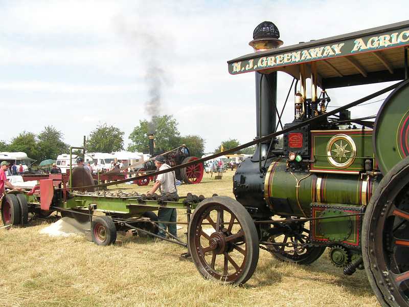 Traction Engine powered saw at Great Bucks Steam Rally.